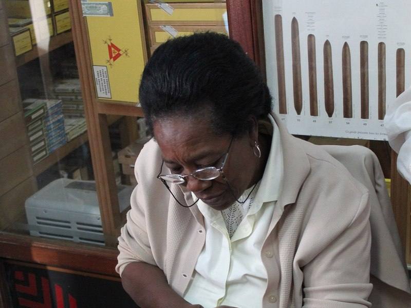A torcedora rolling cigars in Havana